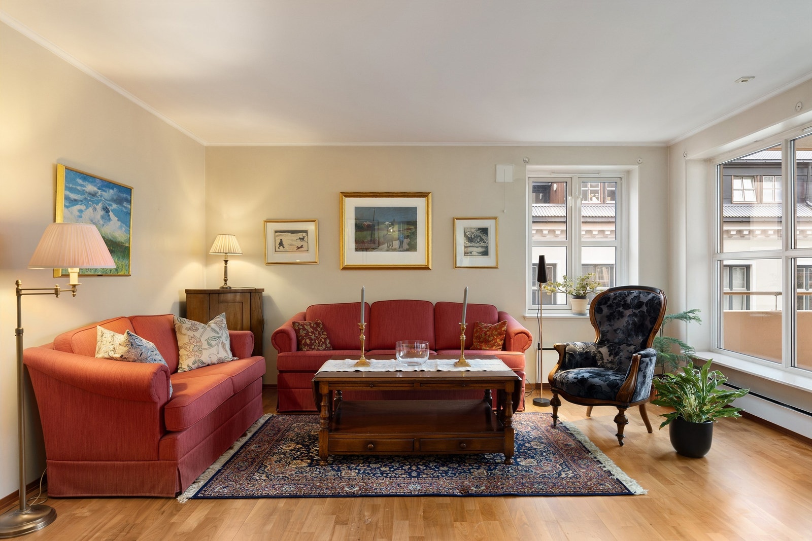 Sameiet har en meget sentral beliggenhet med gangavstand til det aller meste man trenger i hverdagen, både kjede- og mindre nisjebutikker, spisesteder, kollektiv transport og park rett over gaten Galleribilde