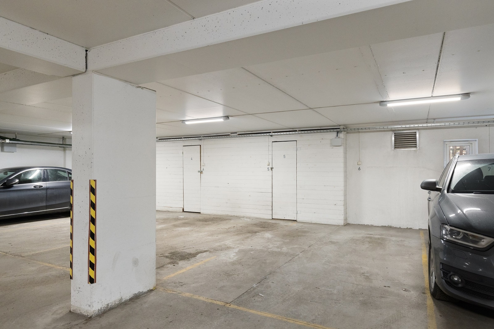 Det medfølger en garasjeplass i felles anlegg. Leiligheten disponerer en bod i garasjeanlegget på ca. 3 kvm, samt en loftsbod med gulvareal på ca. 9 kvm (ikke måleverdig pga lav takhøyde). Sameiet har fellesbod for sykler og bildekk Galleribilde