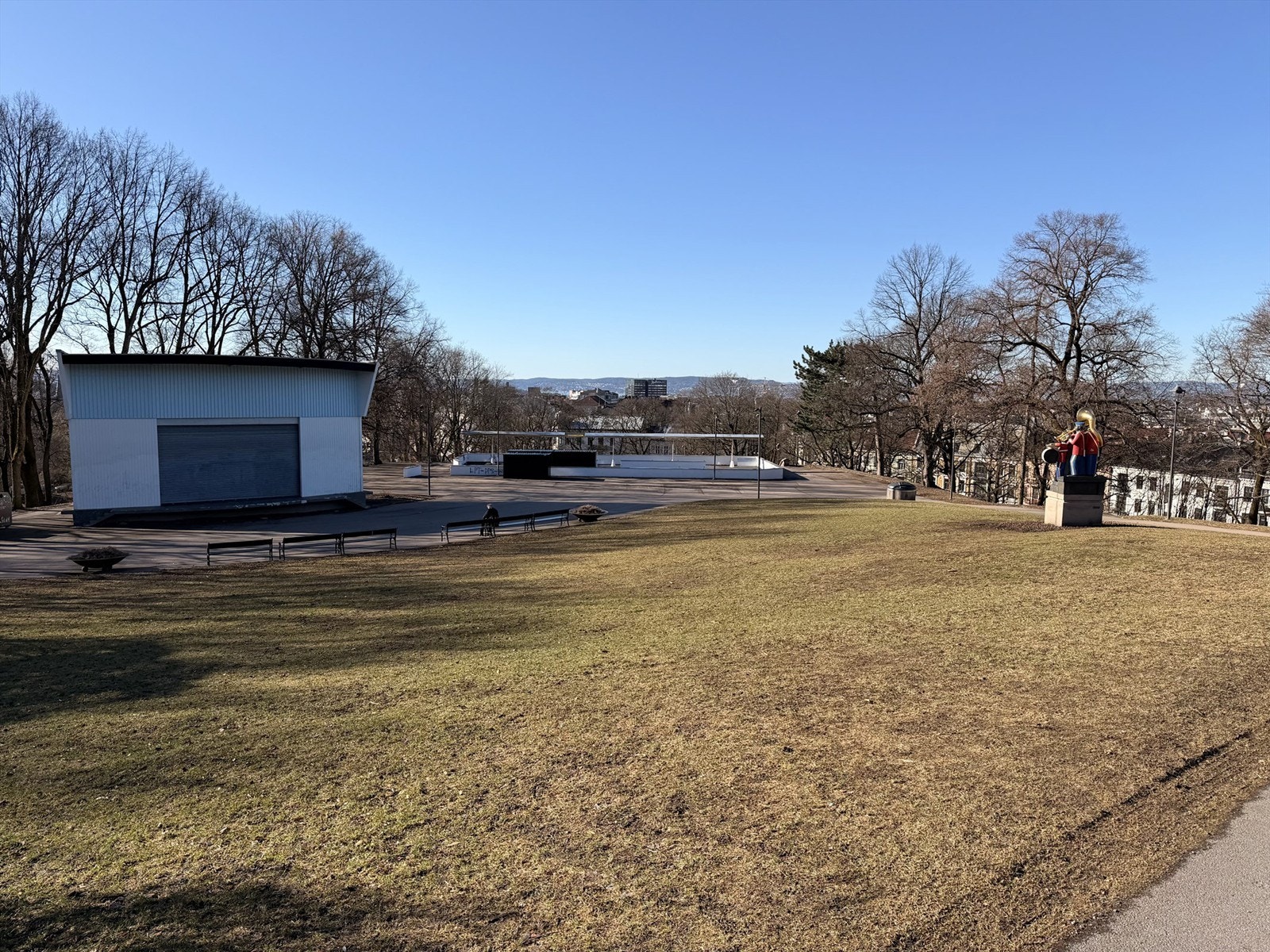 I parken er det en utendørsscene og en uteservering Galleribilde