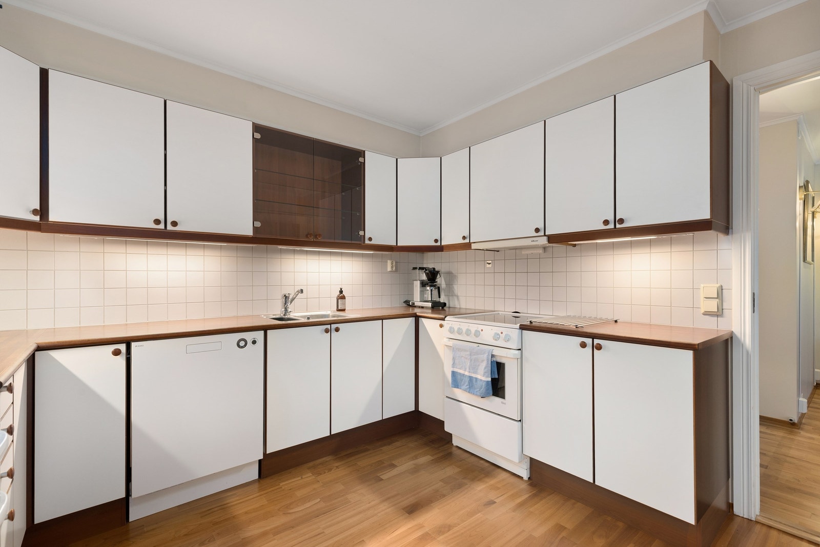 Det er godt med både skap- og benkeplass, med mulighet for å sette inn flere skap ved oppussing Galleribilde