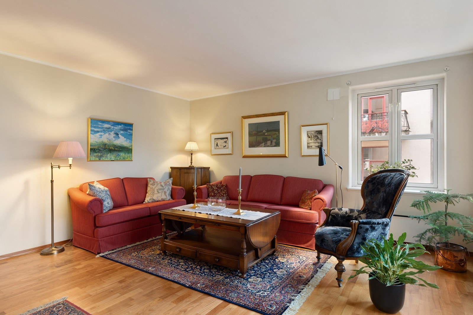 Stuen har god størrelse, med naturlig plass til både sittegruppe og spisebord Galleribilde