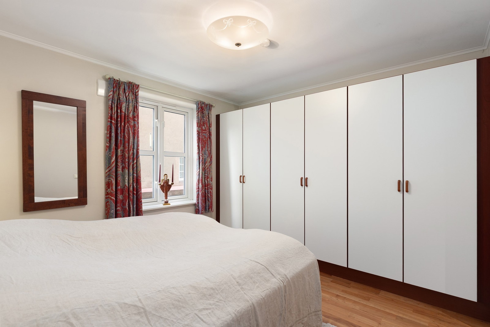 Godt med lagringsplass i stor garderobe Galleribilde