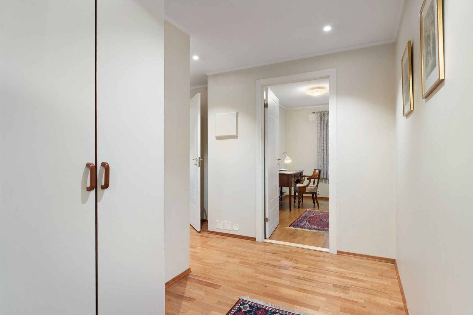 Entré med garderobeskap Galleribilde