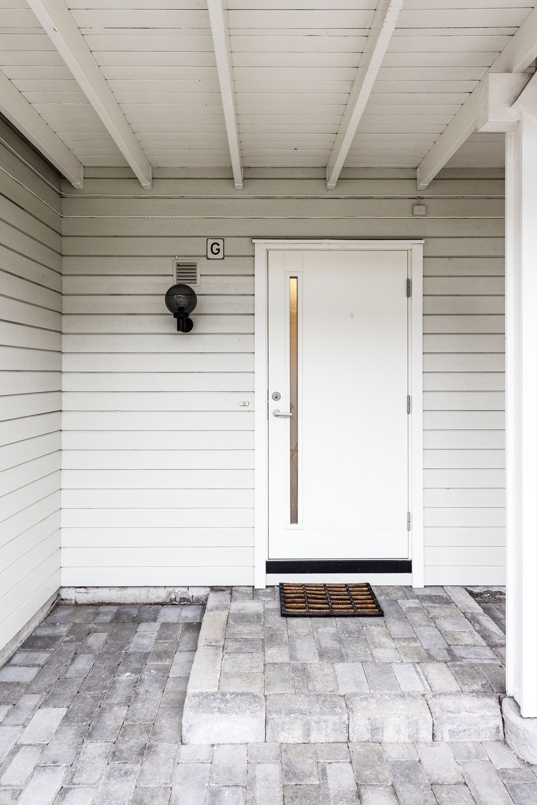 Inngangen til leiligheten er overbygget og godt skjermet for vær og vind. Galleribilde