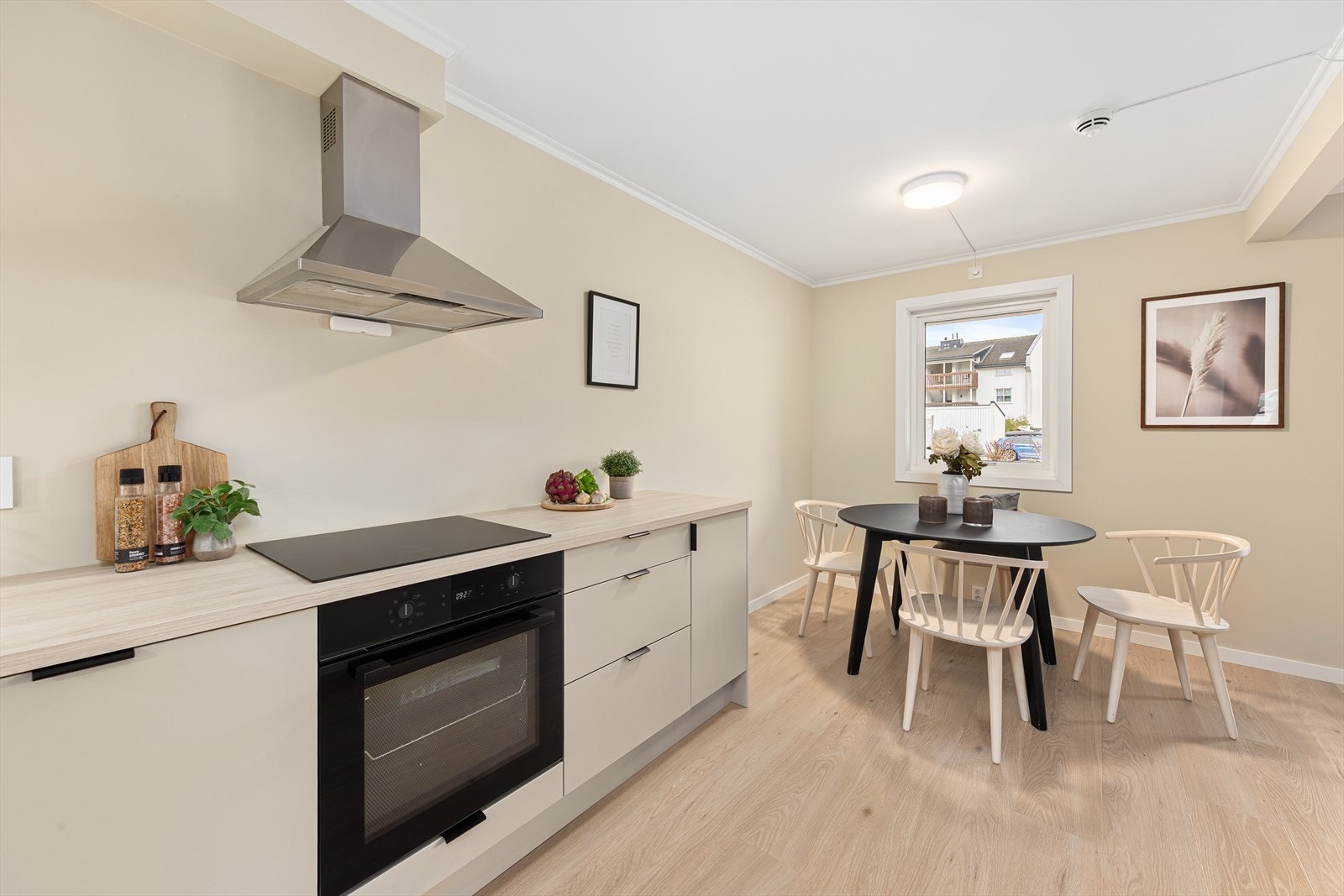 Integrerte hvitevarer og god med skap-, skuff- og benkeplass. Her blir matlagingen en lek for kokken i huset. Galleribilde