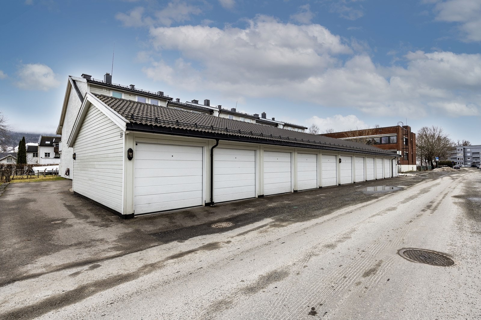 Med leiligheten følger det parkering i garasje i rekke. Det er også en bod i forbindelse med denne. Galleribilde