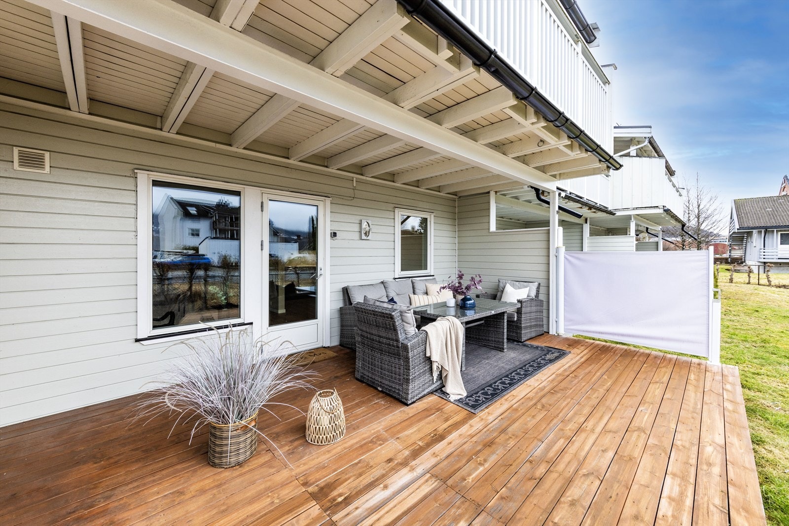 Fra stuen er det videre utgang til en stor og solrik terrasse. Galleribilde