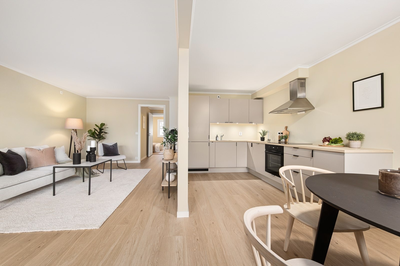 Stue/kjøkken er i en delvis åpen og luftig løsning. Galleribilde