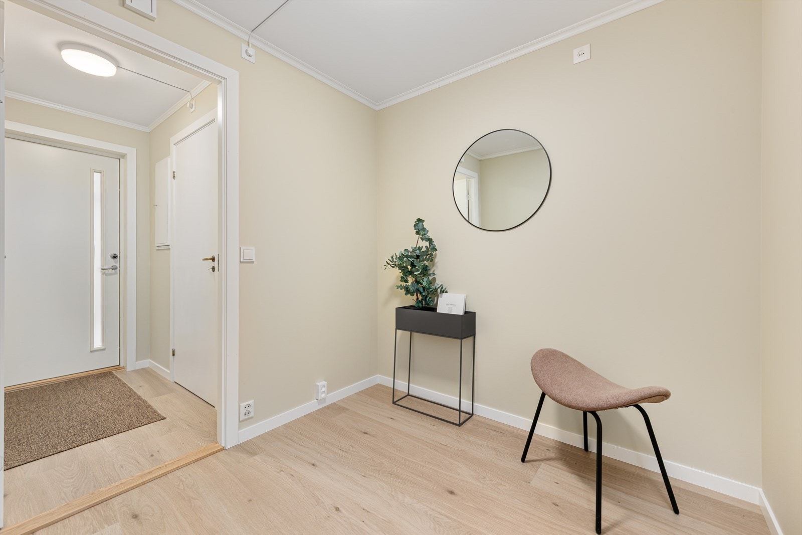 I gangen er det rikelig av plass for gode garderobe- og opphengsløsninger. Galleribilde