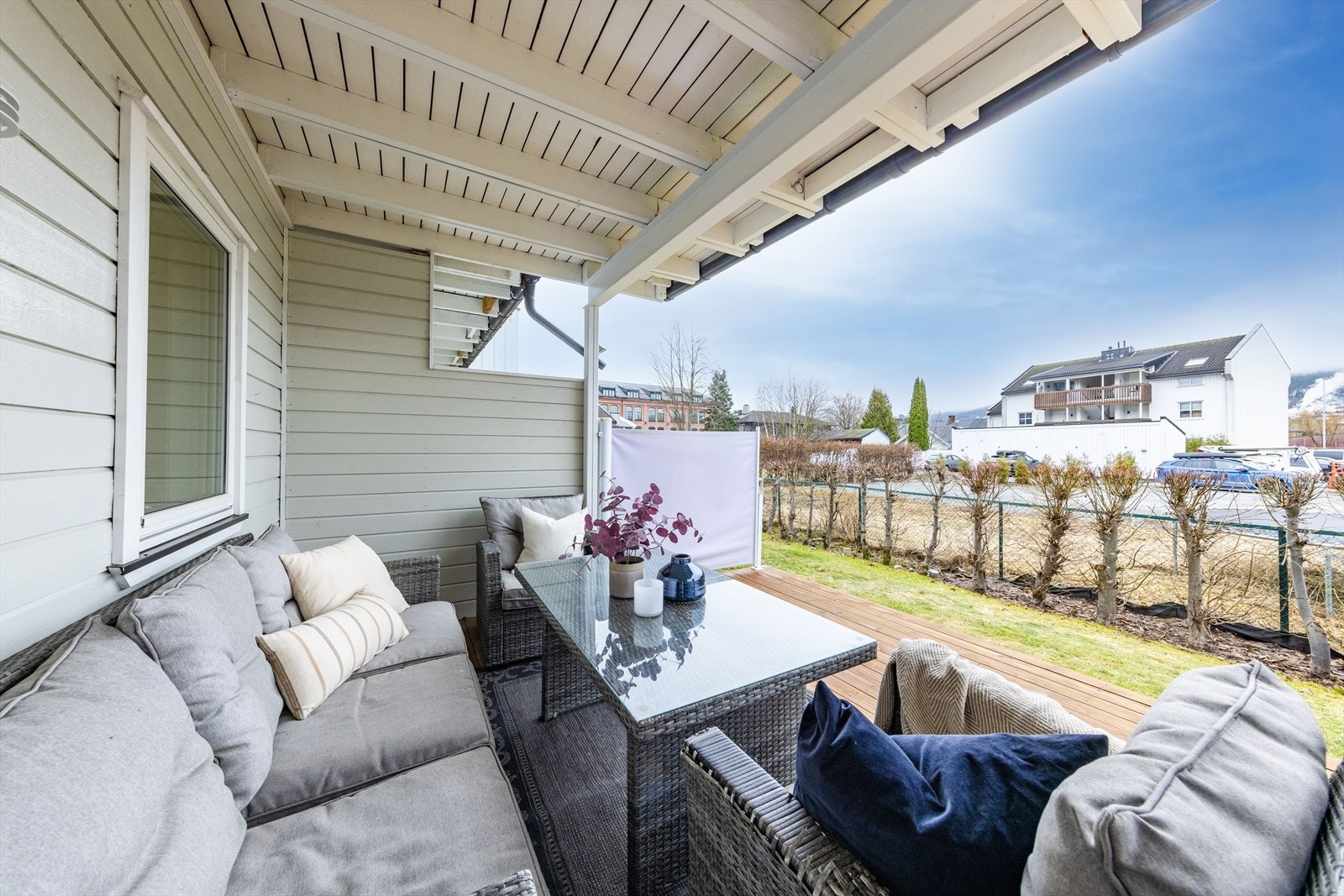 Denne er delvis overbygget og byr på god plass for utemøblement, grill og annet en måtte ønske. Galleribilde