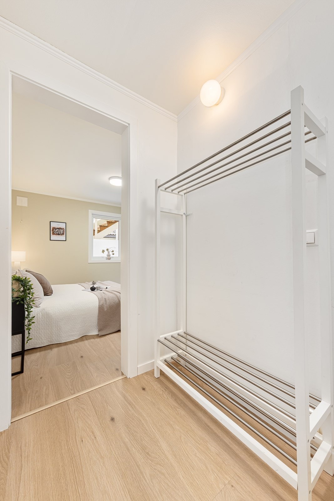 Direkte adkomst til walk-in garderobe med plass for smarte løsninger. Galleribilde