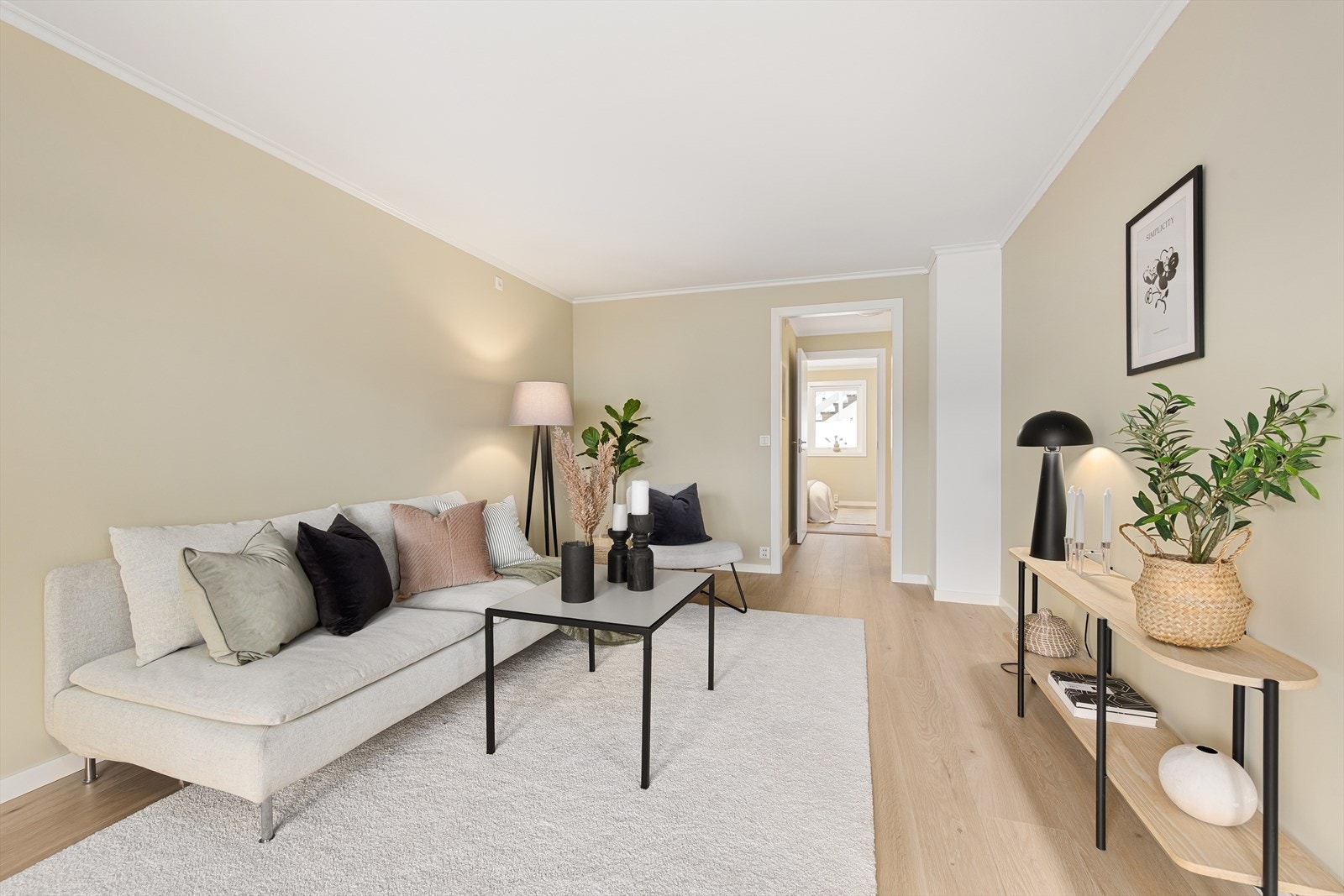 Sofakroken finner fort sin naturlige plass i rommet, og tv-en kan med fordel plasseres mot/på vegg. Galleribilde