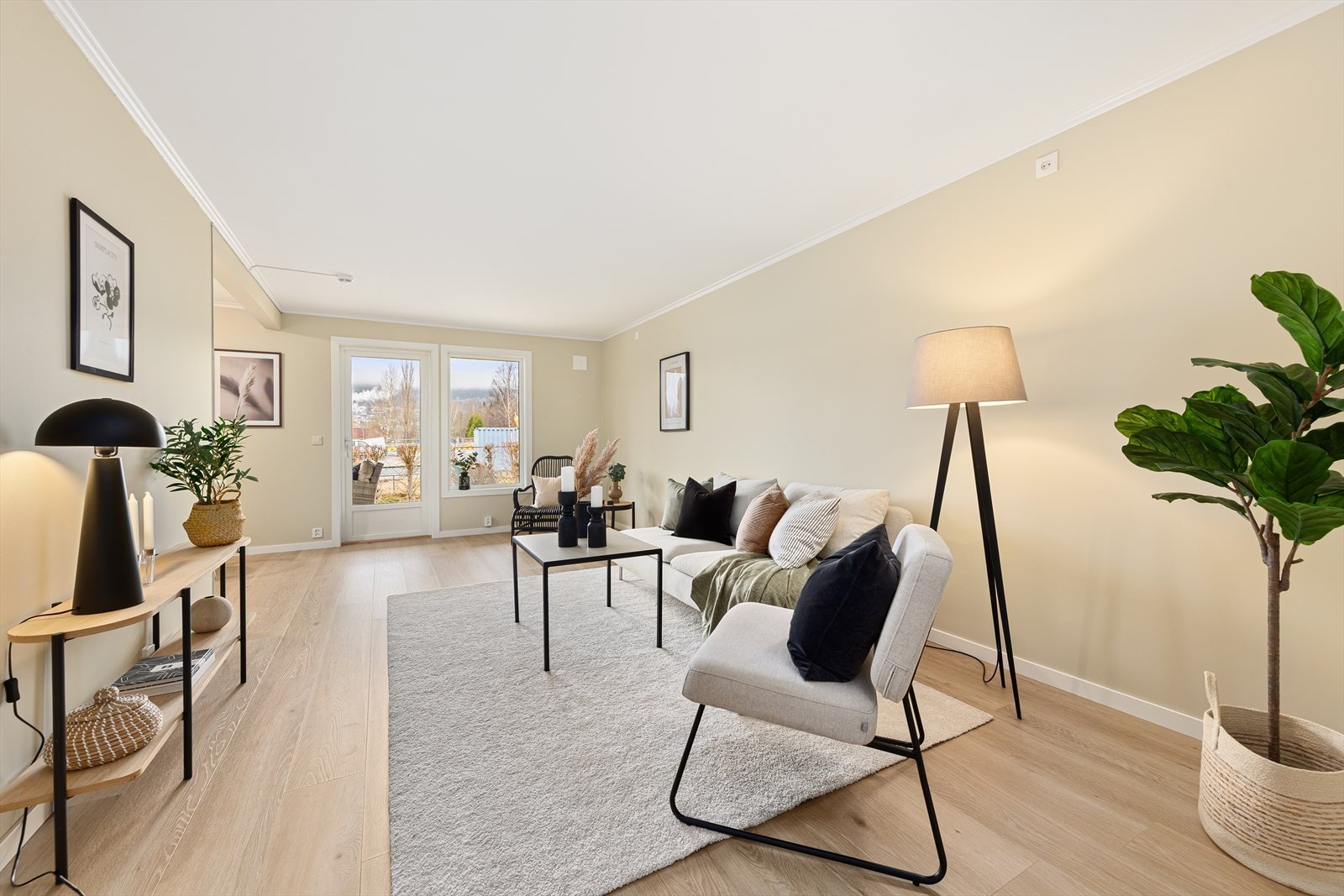 Vi beveger oss videre inn i en lys og innbydende stue. Galleribilde