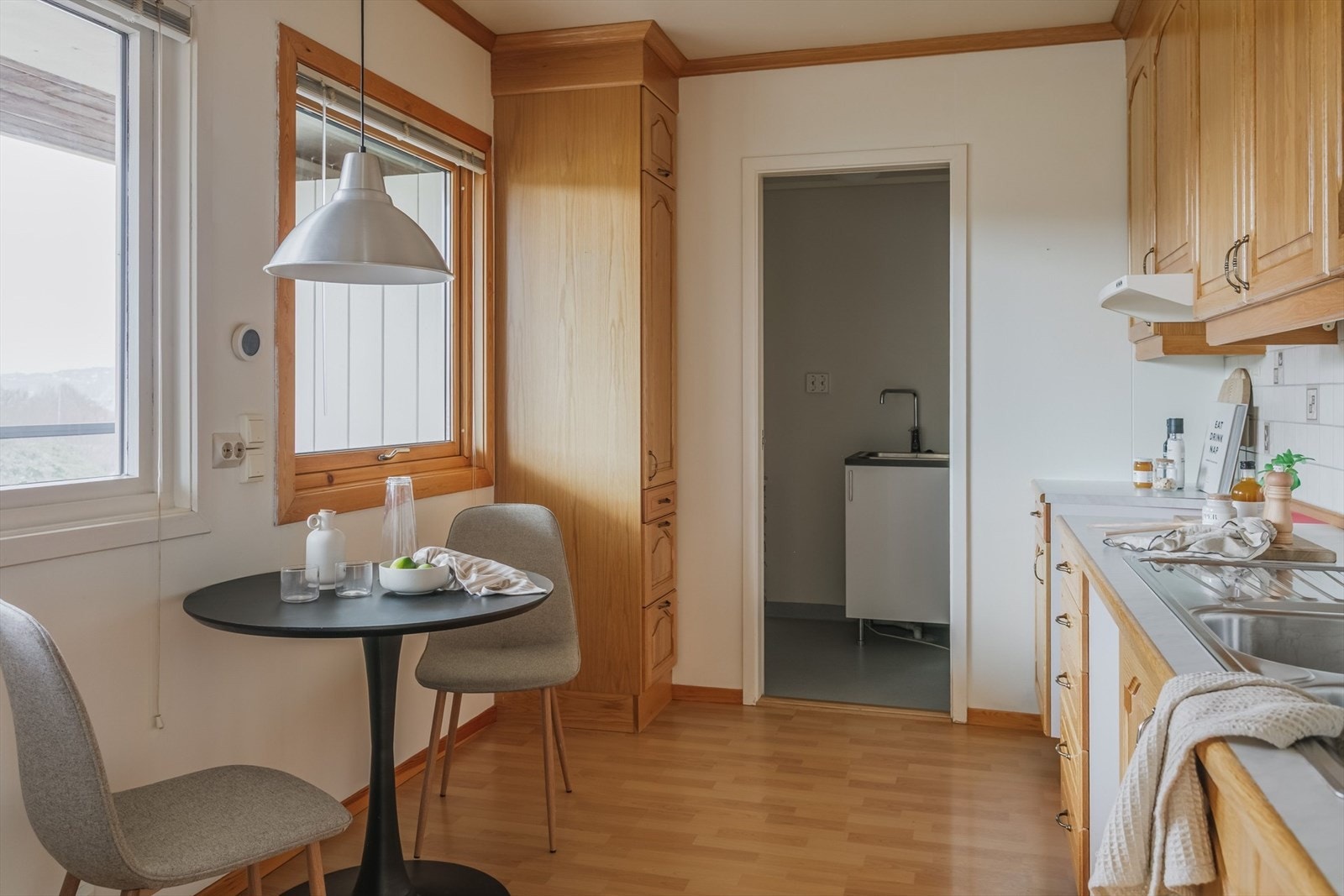 Kjøkken med spiseplass. Eldre innredning med eikefronter. Tilkomst til vaskerom både fra entrè/gang og fra kjøkken. Galleribilde