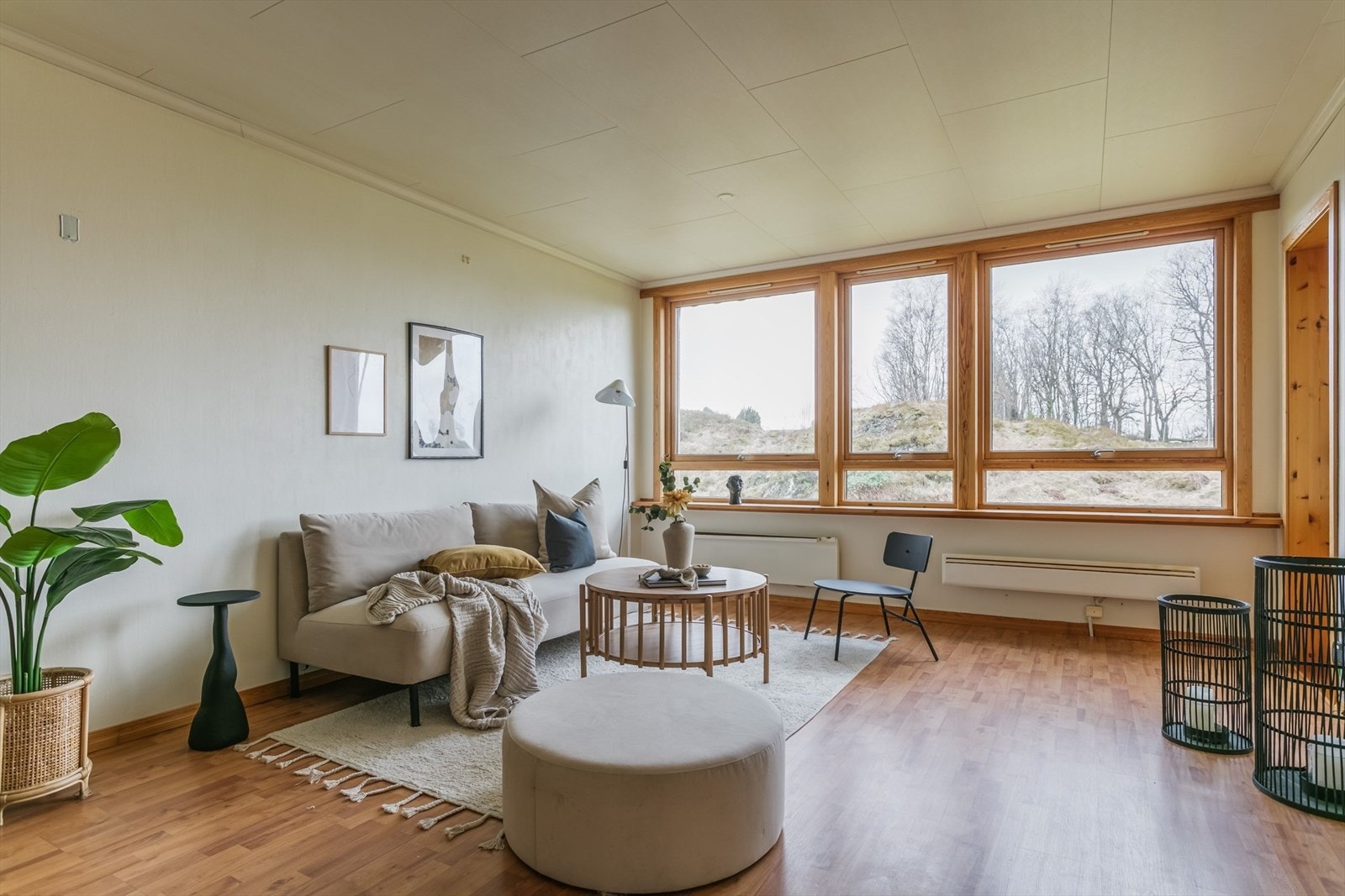 Stor stue med god plass til sofa og spisebord. Galleribilde