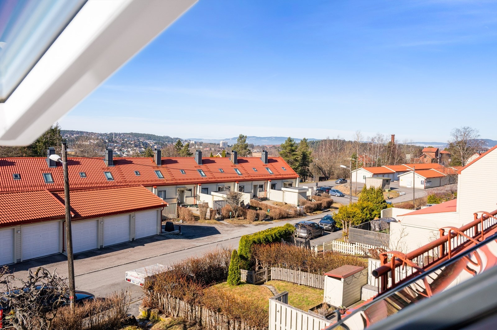 Utsikten inkluderer nærliggende bebyggelse og landskap i bakgrunnen. Galleribilde