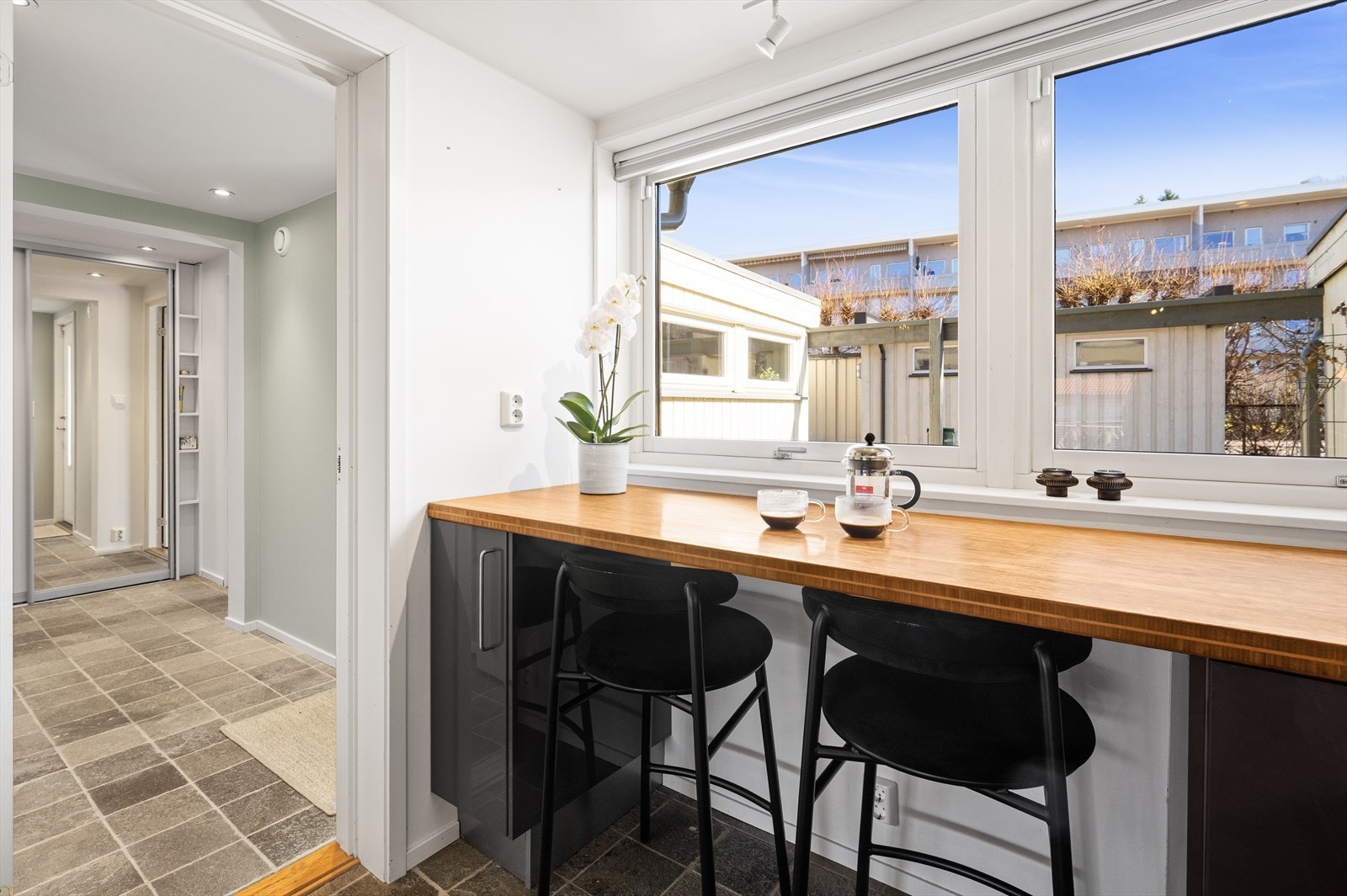 Med i handelen følger stekeovn med induksjonstopp, oppvaskmaskin og et stort kjøleskap/frys. Galleribilde