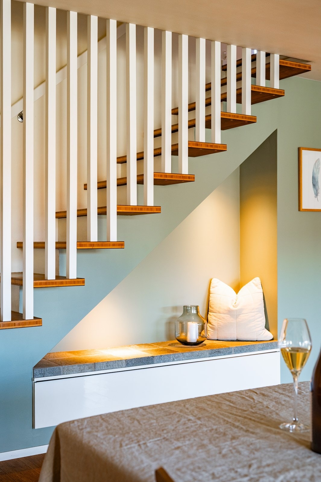 La oss så ta turen opp i 2. etasje. Trappen leder oss opp til en mer privat del av boligen, hvor rommene fordeler seg på en gjennomtenkt og praktisk måte. Galleribilde