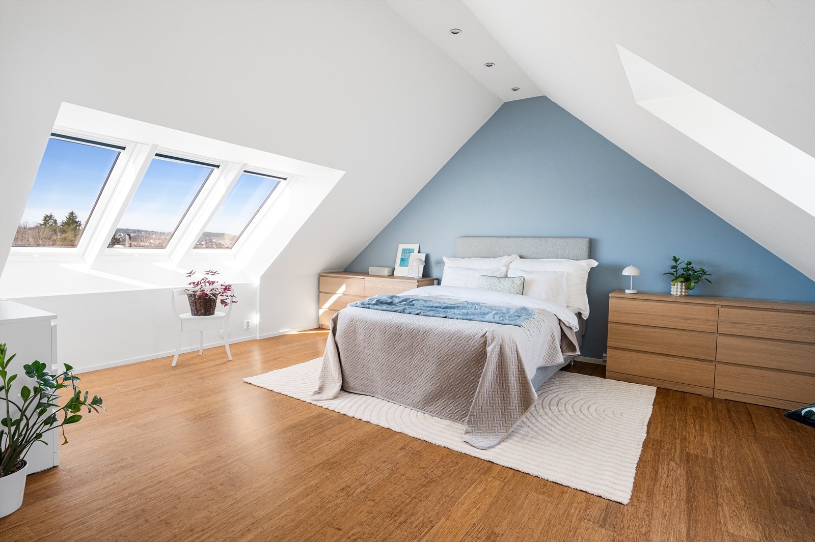 Med skråtak, godt lysinnslipp og en lun atmosfære fremstår toppetasjen som et behagelig sted å trekke seg tilbake, enten det brukes som soverom, loftstue eller et ekstra allrom. Galleribilde