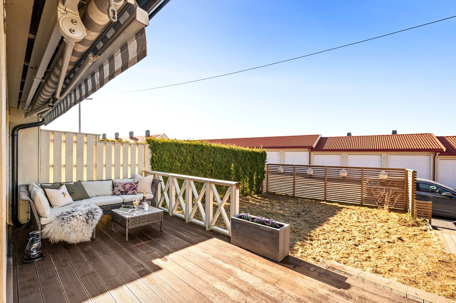 Her kan du nyte solen fra ettermiddag til langt på kveld, mens den varme kveldssolen skaper en behagelig og avslappende atmosfære. Galleribilde