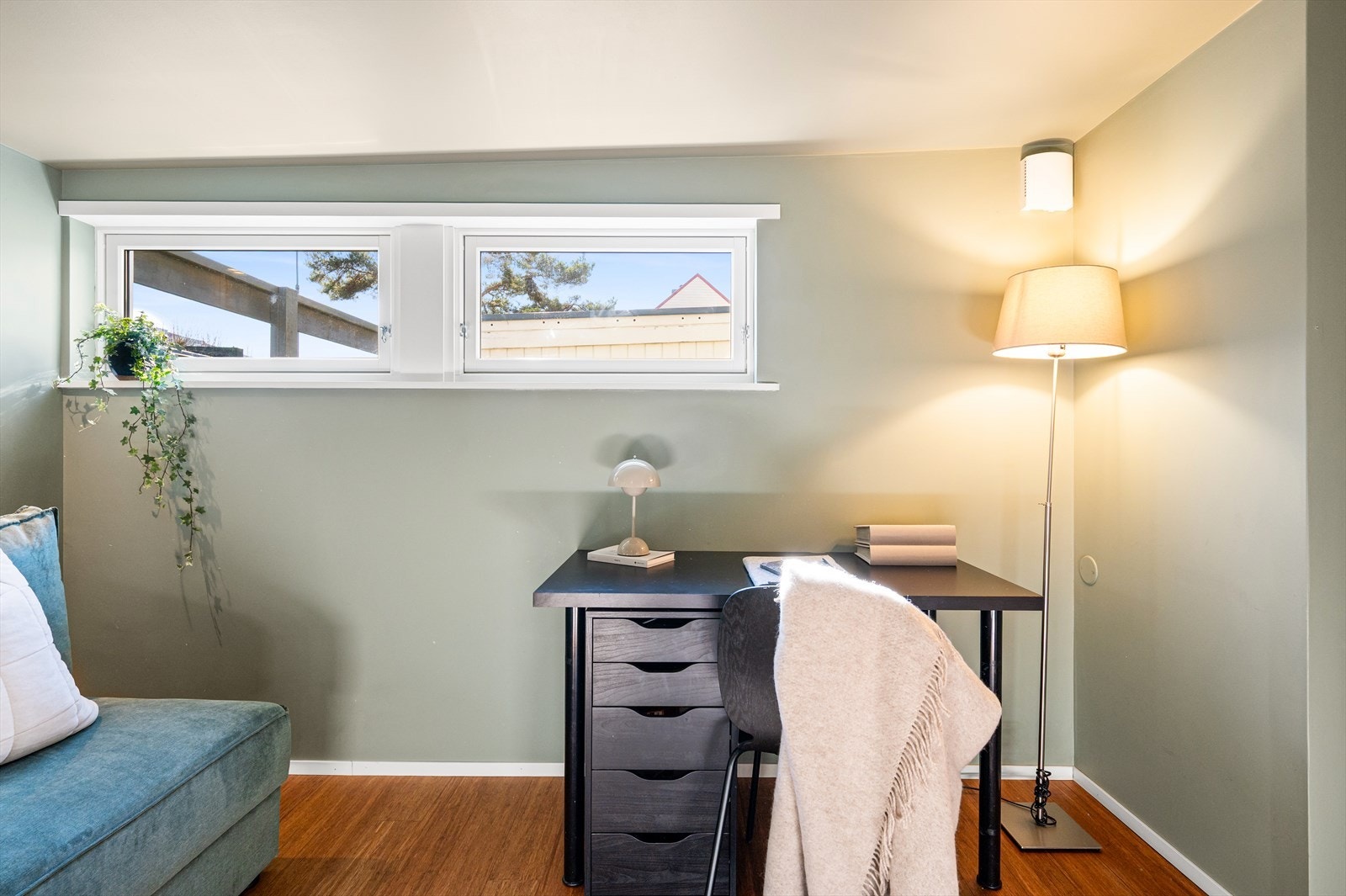 De nye vinduene, satt inn i 2025, sørger for svært godt lysinnslipp og bidrar til et moderne og energieffektivt uttrykk. Et fleksibelt rom som enkelt kan tilpasses ulike behov i hverdagen. Galleribilde