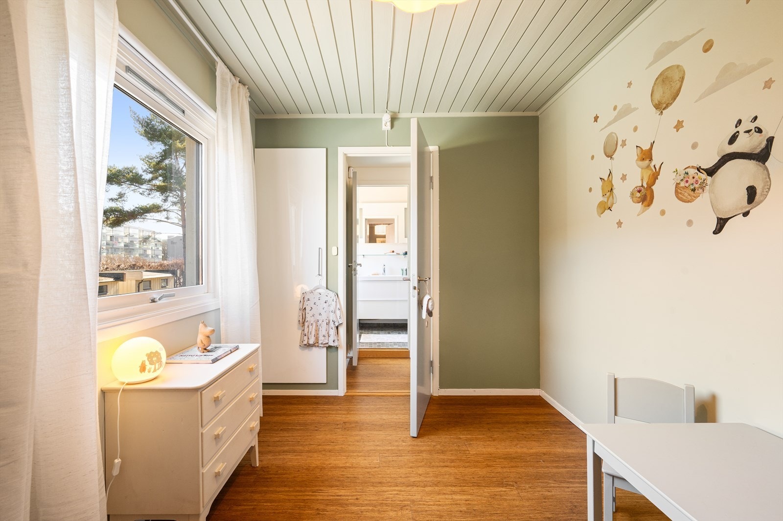 Rommene kan enkelt tilpasses ulike behov, enten du ønsker hjemmekontor, gjesterom eller barnerom. Galleribilde