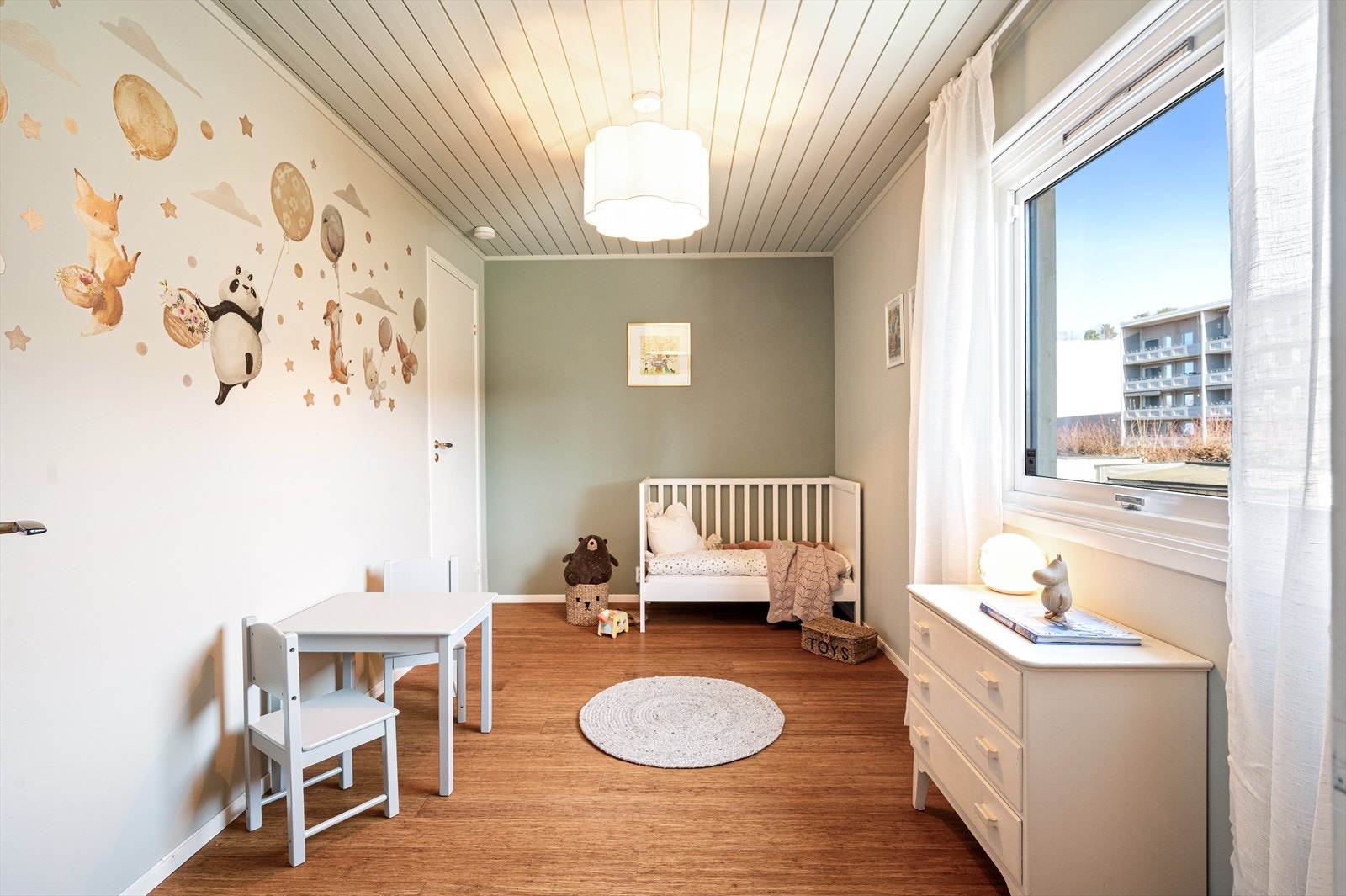 Soverom 2. Dette rommet har direkte tilgang til en praktisk bod som gir ekstra oppbevaringsplass - perfekt for sesongtøy, hobbyutstyr eller annet man ønsker å ha lett tilgjengelig. Galleribilde