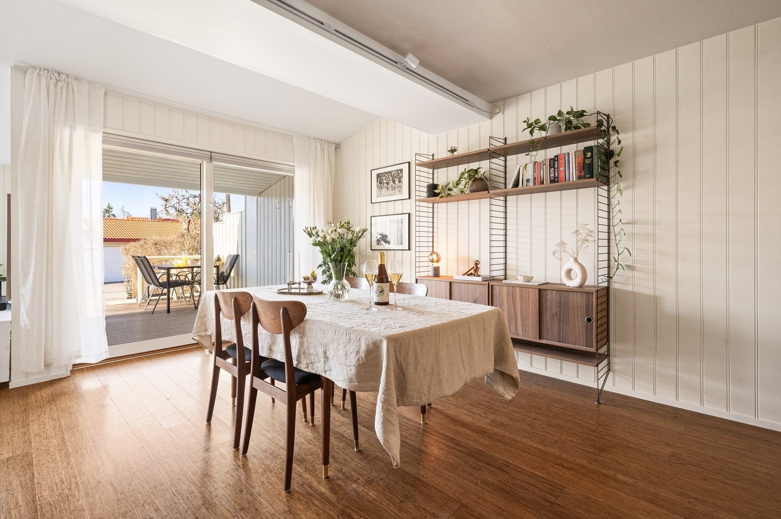 Hyggelig spiseplass med god plass til flere gjester. Galleribilde