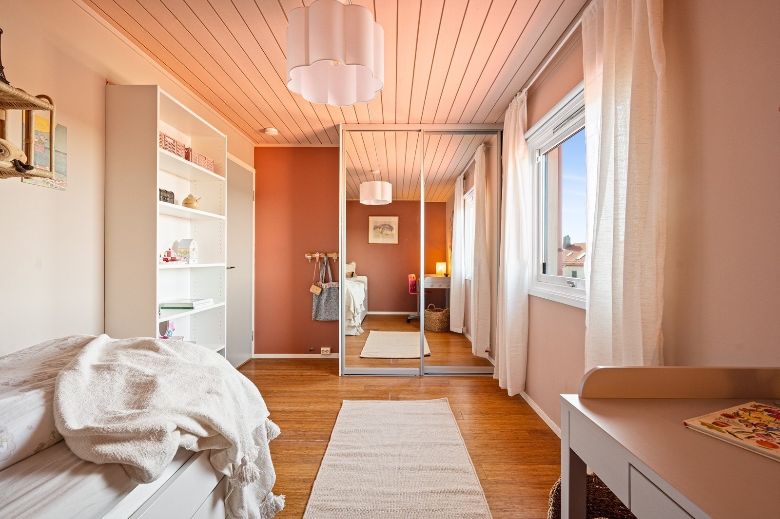 Her er det god plass til dobbeltseng med tilhørende nattbord og garderobeskap. Galleribilde