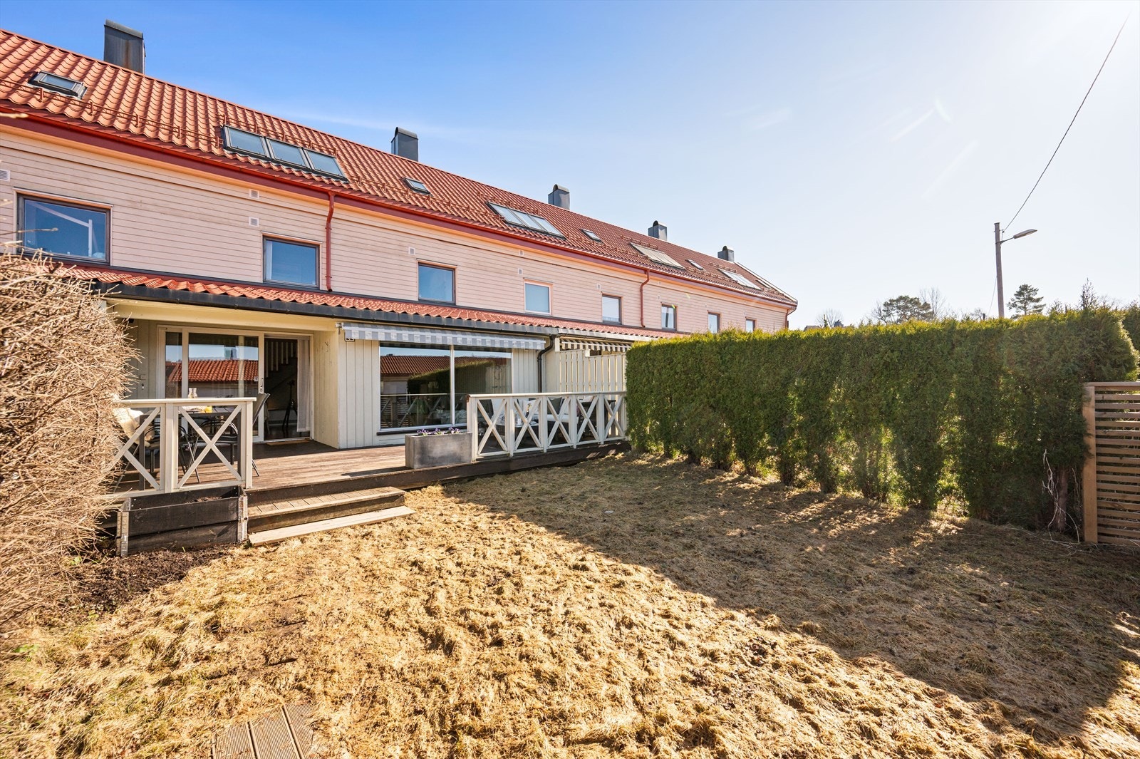 Terrassen har direkte utgang til hagen, som er skjermet med hekk. Galleribilde