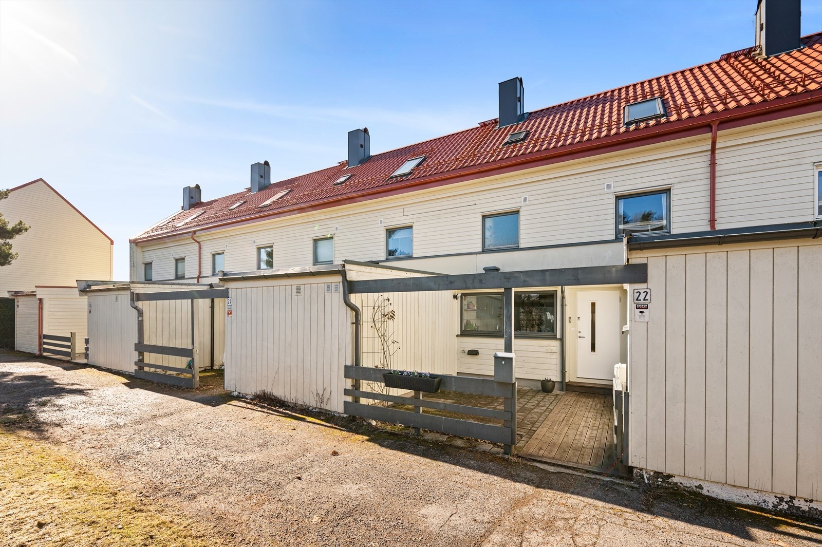 Ved inngangssiden har boligen en uteplass med kombinasjon av treplatting og stein, målt til ca. 15 m². Galleribilde