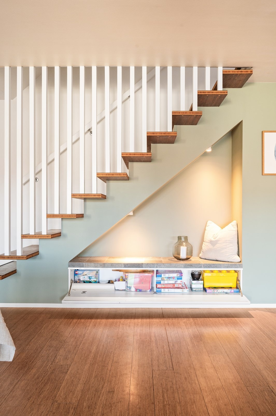 Under trappen er det en praktisk oppbevaringsløsning. Galleribilde