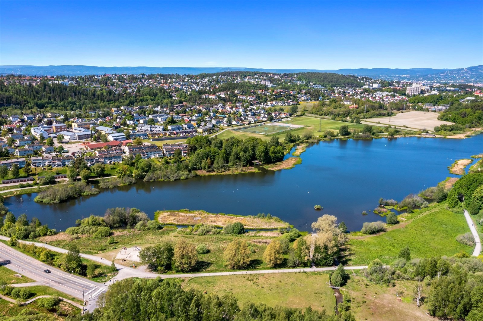 For koselige søndagsturer anbefales også naturskjønne Østensjøvannet som er et meget populært turområde i bydelen med over 200 forskjellige fuglearter. Galleribilde