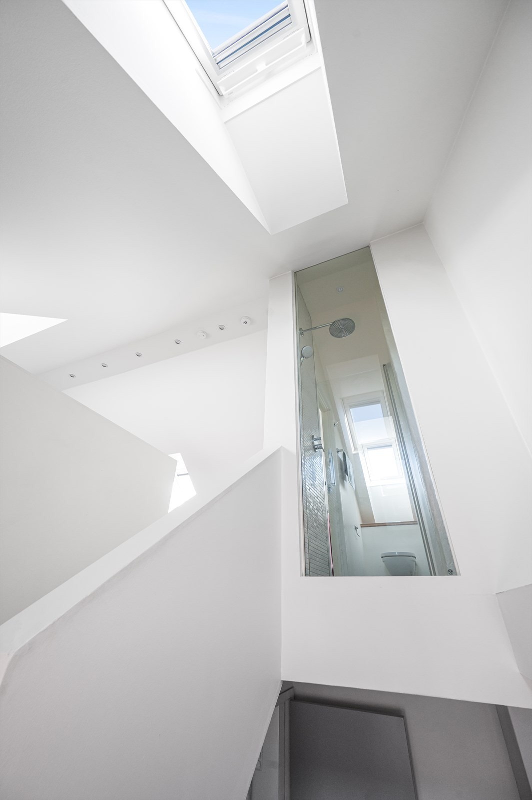 Dette bidrar til en ryddig og funksjonell adkomst til toppetasjen, samtidig som arealet utnyttes på en svært gjennomtenkt måte. Galleribilde