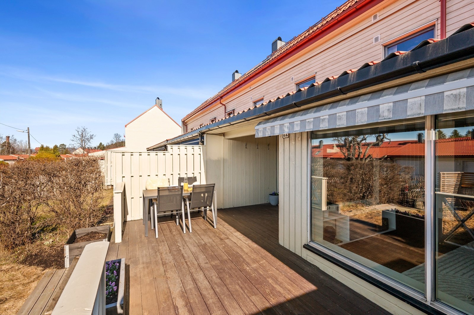 Terrassen gir rikelig med plass til både spisegruppe, lounge-møbler og grønne planter - perfekt for hyggelige middager med venner, rolige kaffestunder eller lune sommerkvelder under åpen himmel. Galleribilde
