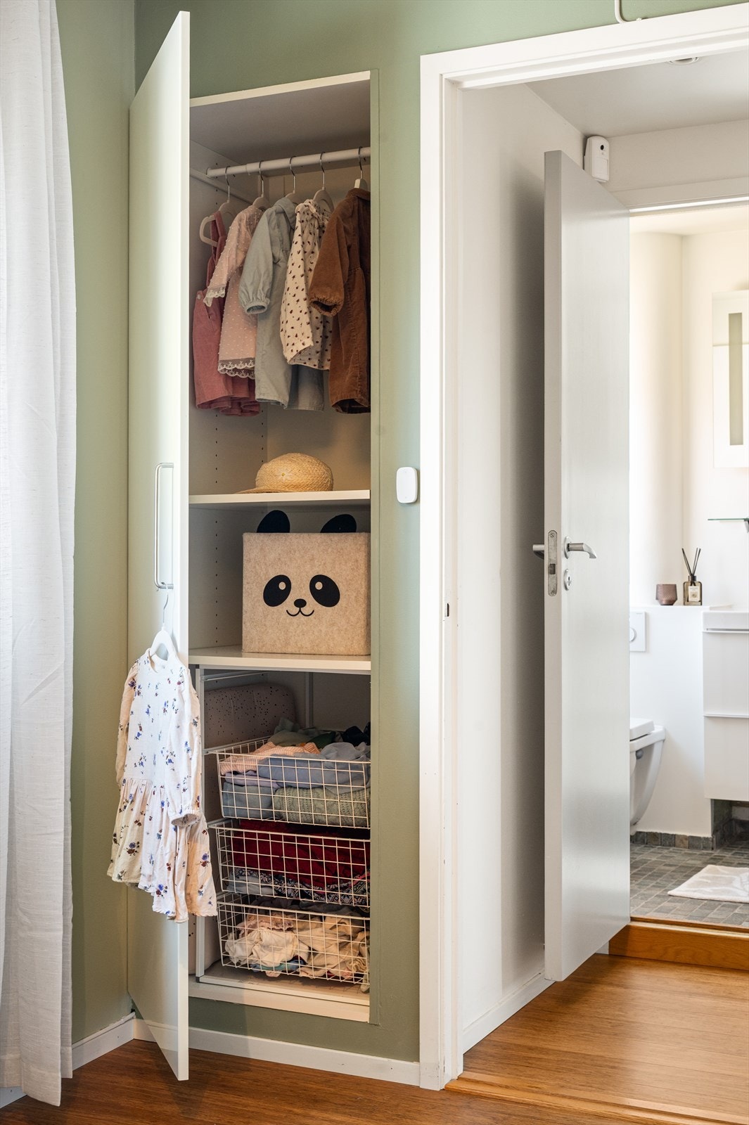 Et innebygd garderobeskap gir effektiv oppbevaring og holder rommet ryddig. Galleribilde