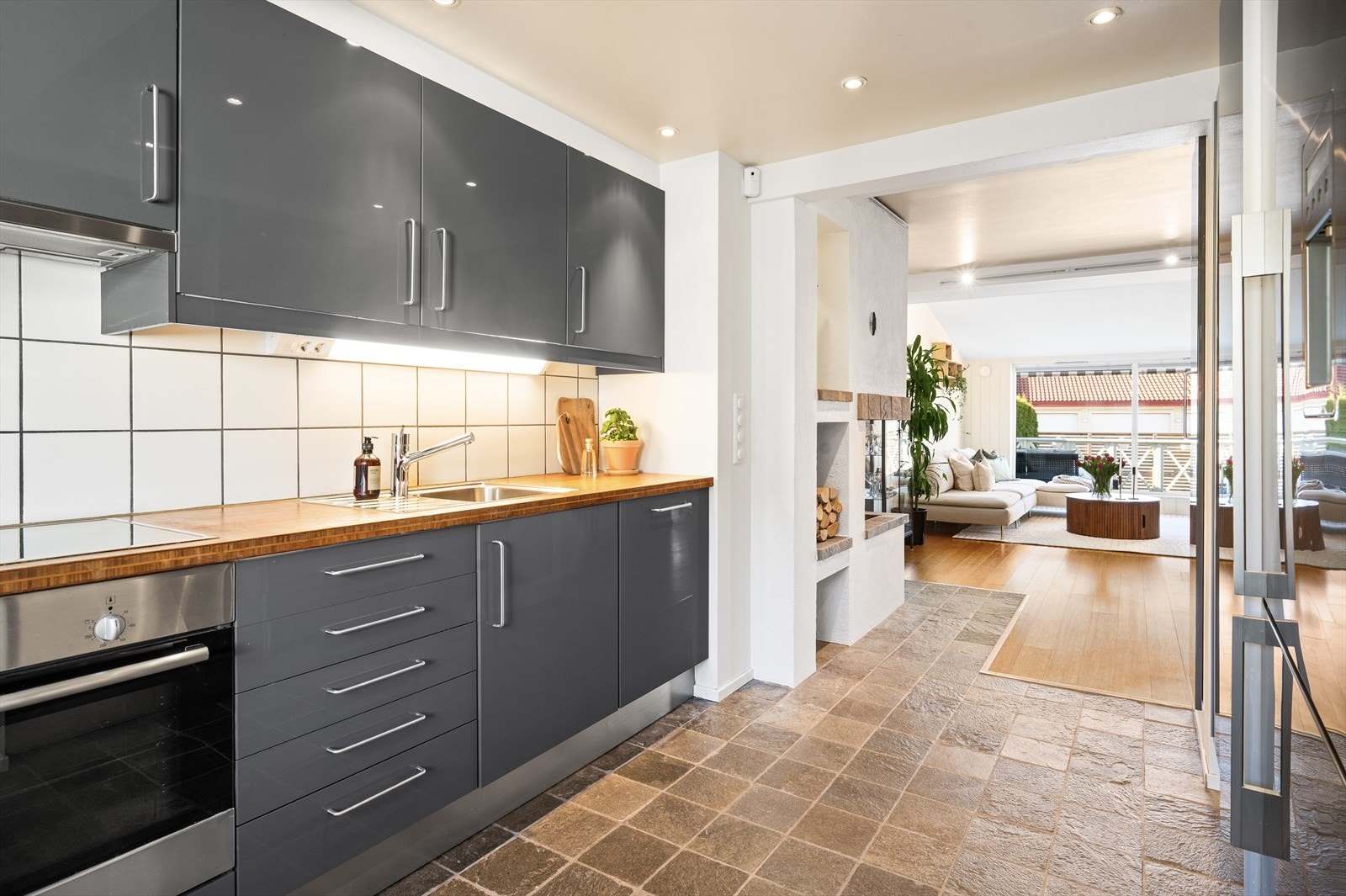 Løsningen byr på gode oppbevaringsmuligheter og funksjonelle arbeidsflater, og rommer det man trenger for en effektiv og hyggelig matlaging i hverdagen. Galleribilde