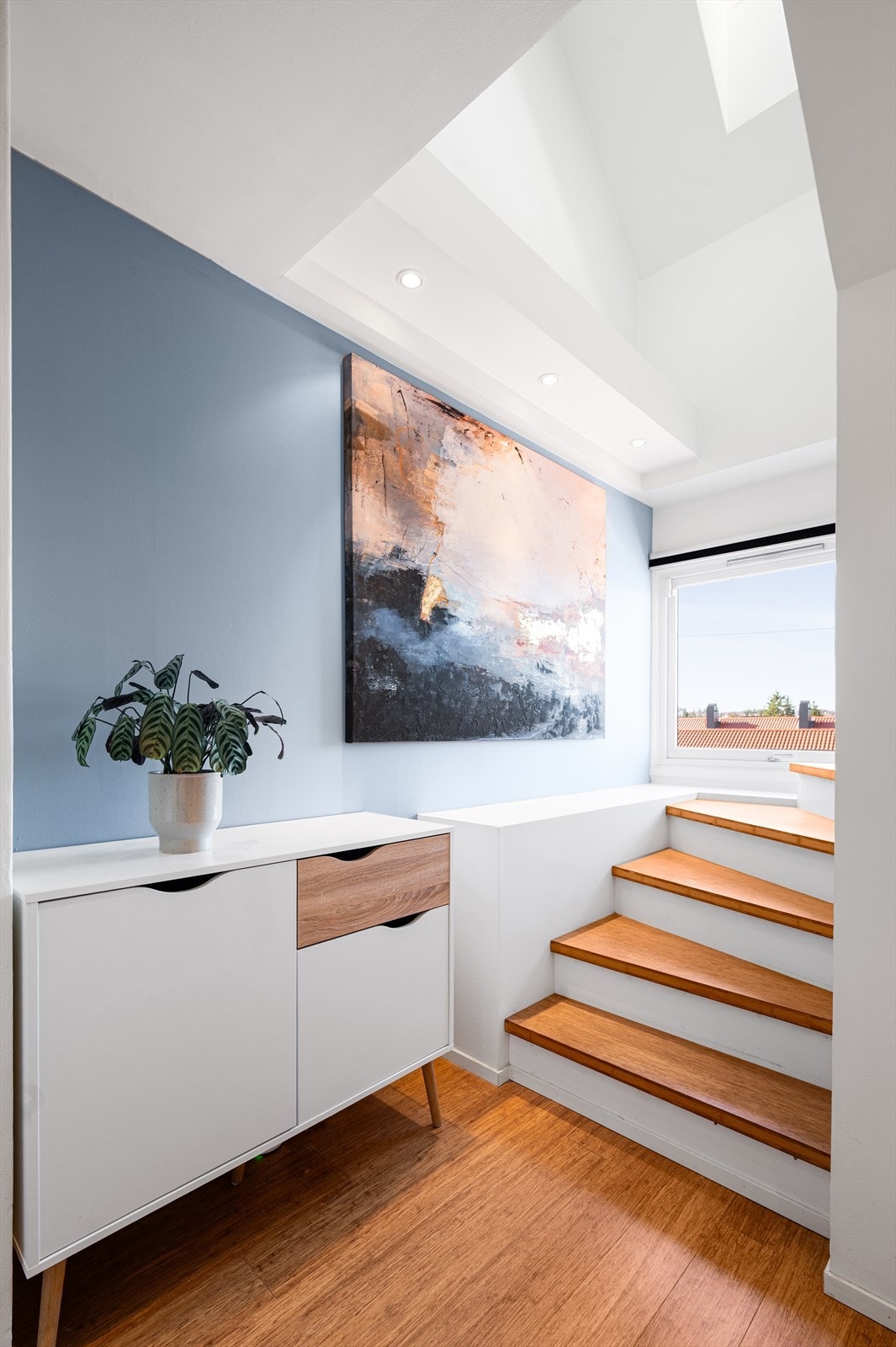 På vei opp til 3. etasje finner vi et praktisk utnyttet trapperom med god plass til en kommode eller annen oppbevaring. Under trappen er det i tillegg et smart, innebygd skap/garderobeløsning som gir ekstra lagringsmuligheter uten å stjele gulvplass. Galleribilde