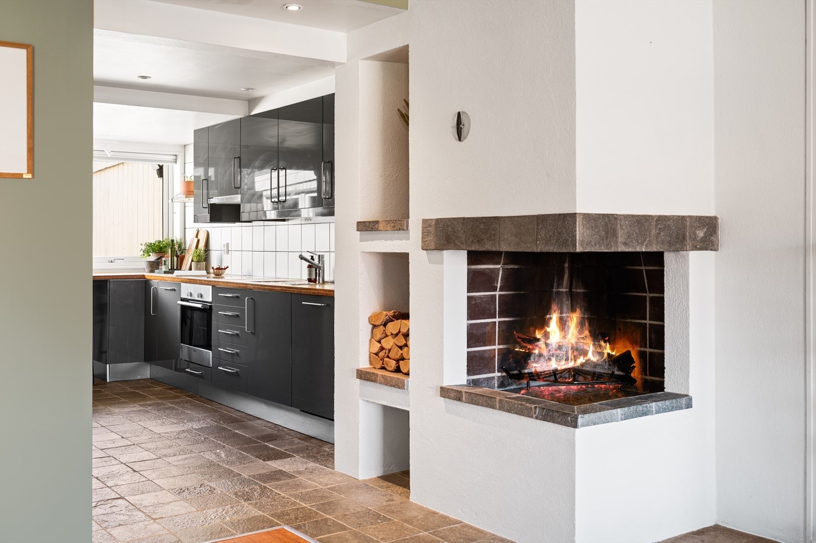 Peisen skaper et innbydende samlingspunkt i oppholdsrommet. Galleribilde