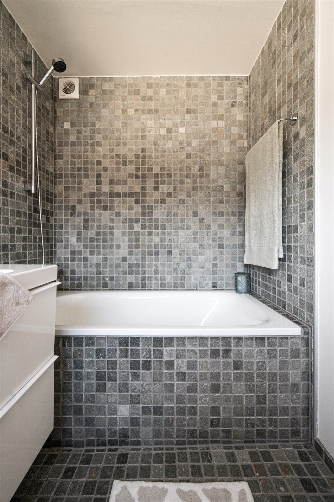 Badekar med flislagt innramming gir mulighet for avslappende bad. Videre er det behagelig gulvvarme. Galleribilde