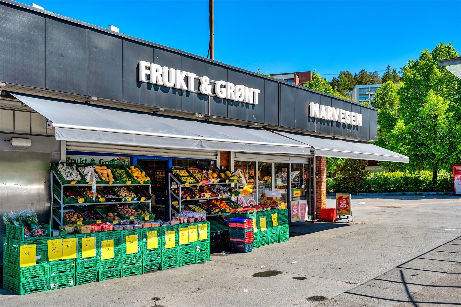Her finner du den lokale frukt og grønt butikken, Kiwi, Narvesen, apotek og helsestasjonen. Galleribilde