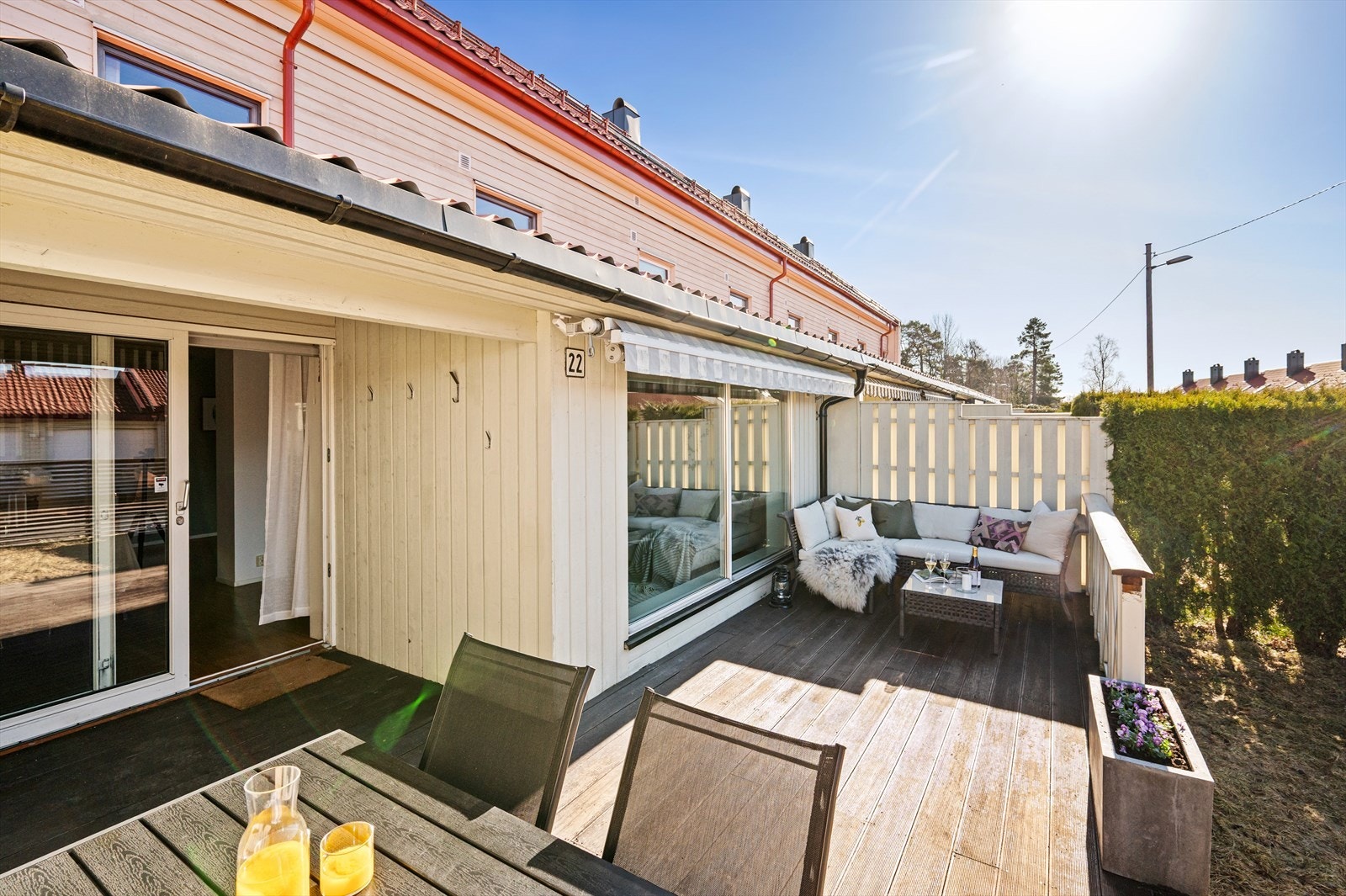 Den romslige vestvendte terrassen på hele 21 kvm fungerer som en forlengelse av stuen og er et fantastisk sted å trekke seg tilbake etter en lang dag. Galleribilde