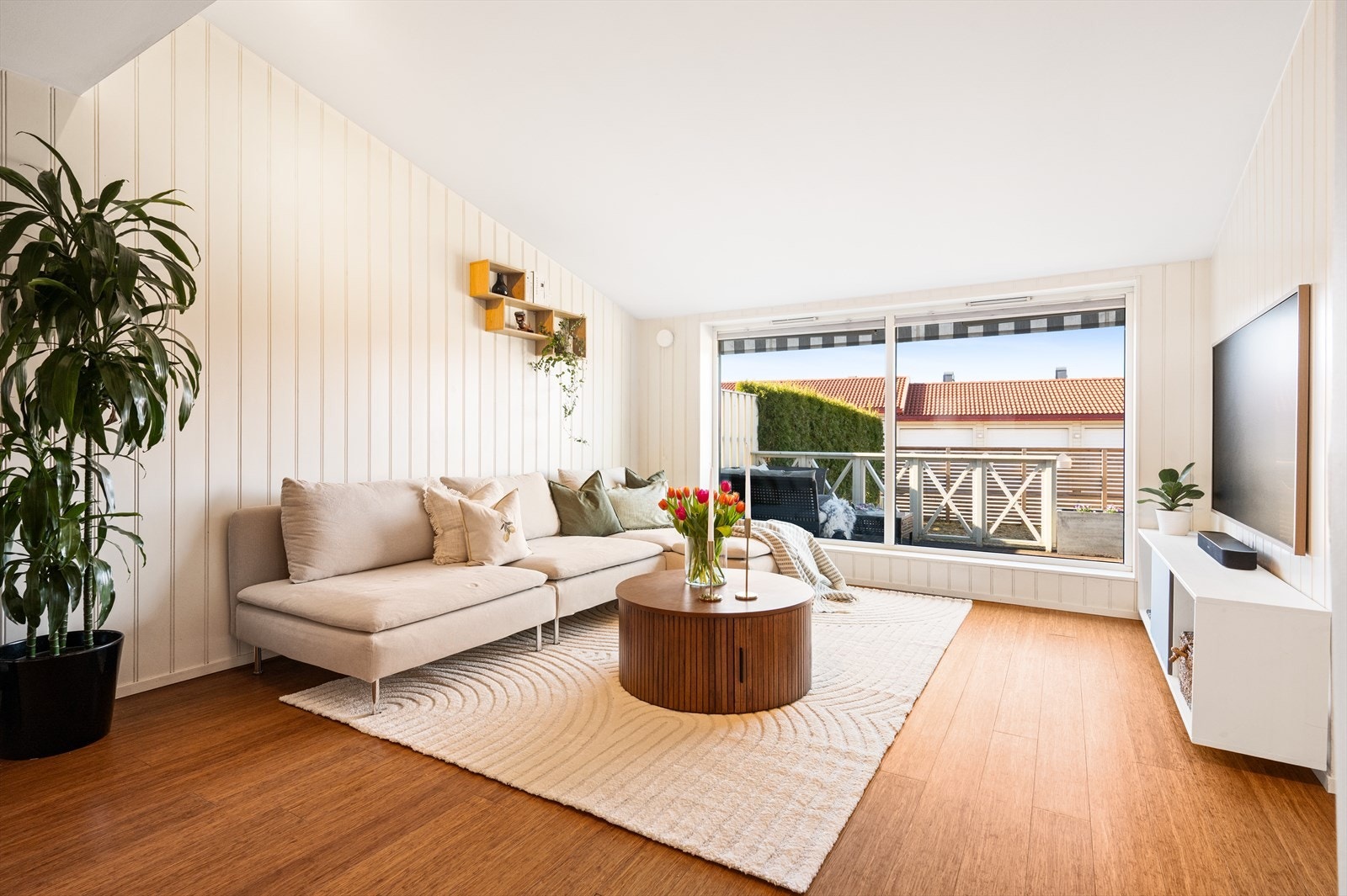 Møbleringsvennlig stue med plass til sofagruppe og TV-løsning. Galleribilde