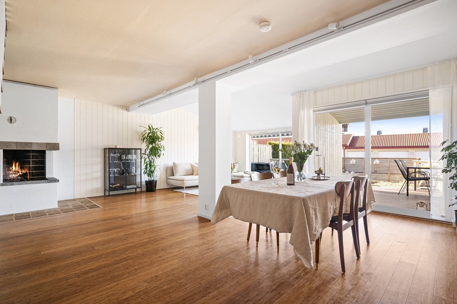 Fra stuen har du utgang til en hyggelig terrasse som gir tilgang til et solrikt uteområde. Galleribilde