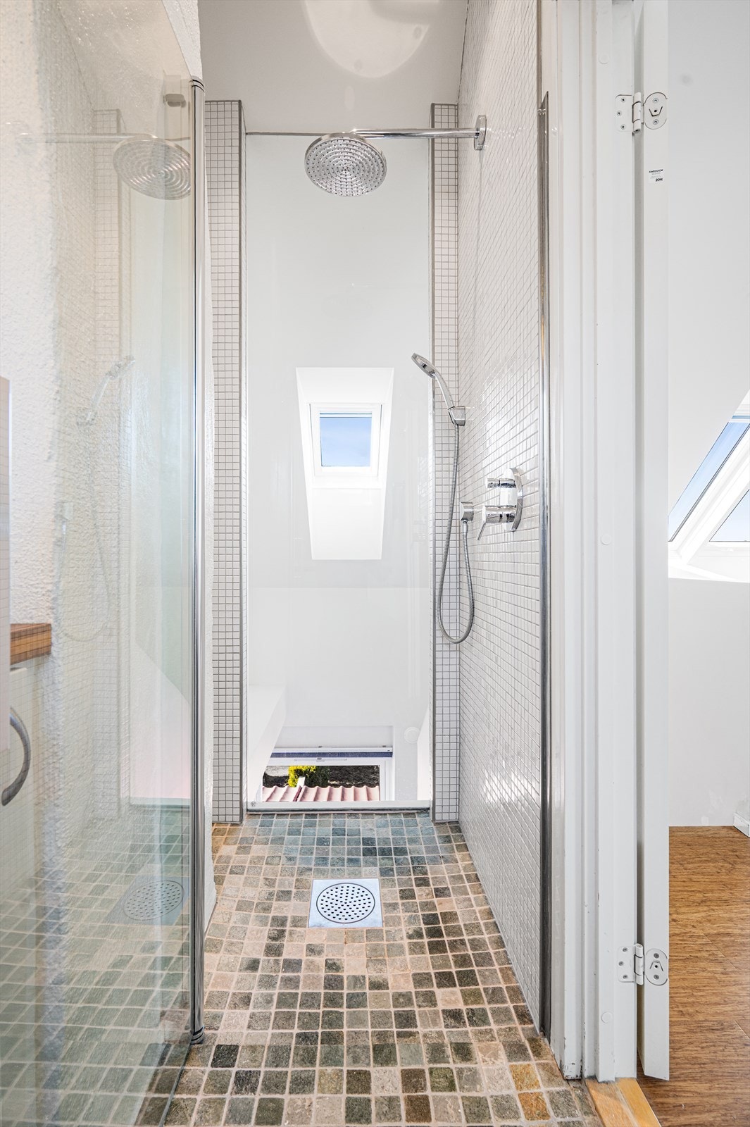 Badet har ikke vært brukt til dusjing. Se utfyllende informasjon i salgsoppgaven. Galleribilde