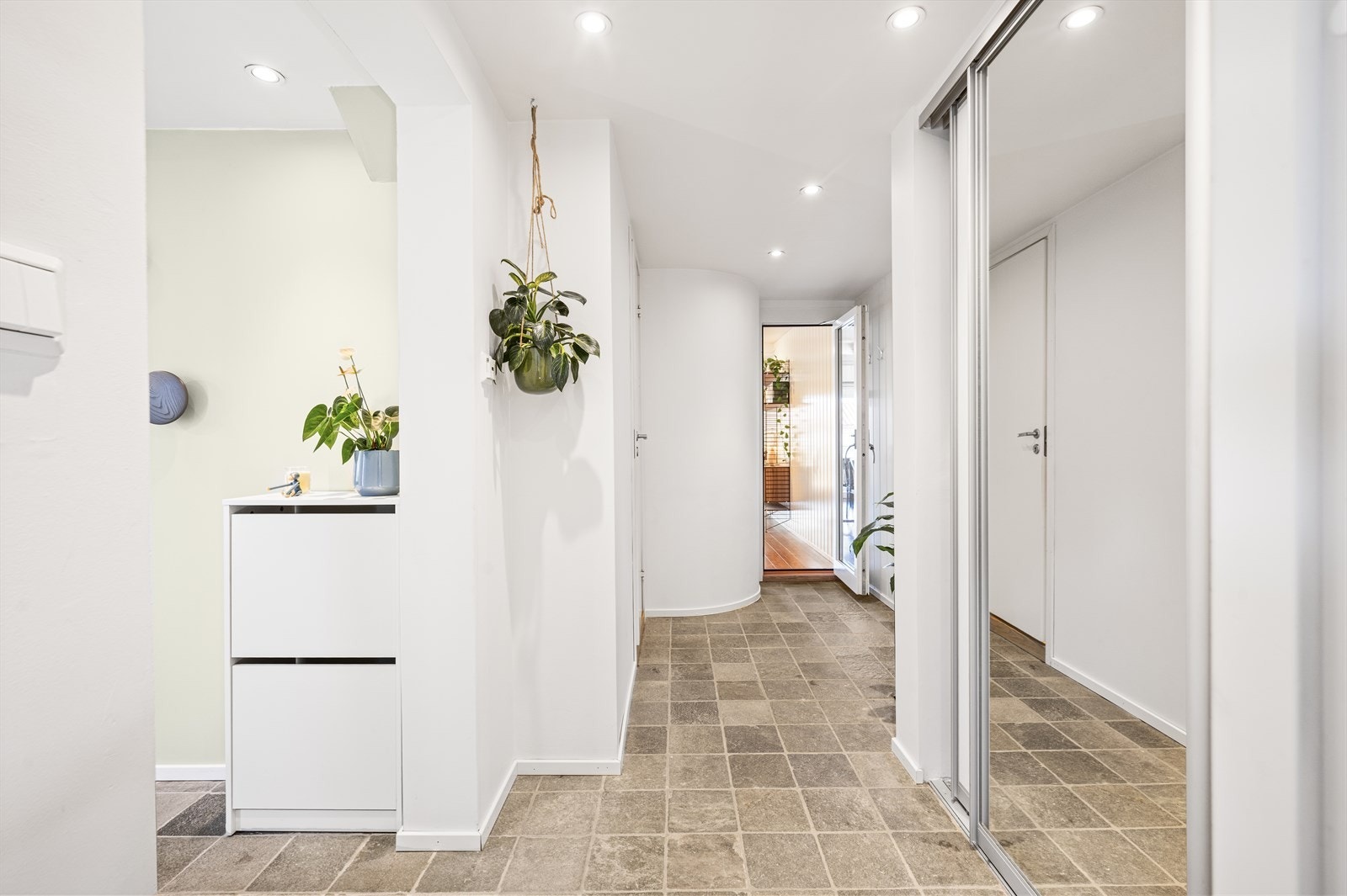 Skyvedørsgarderobe gir i tillegg praktisk plass til oppbevaring i entréen. Galleribilde