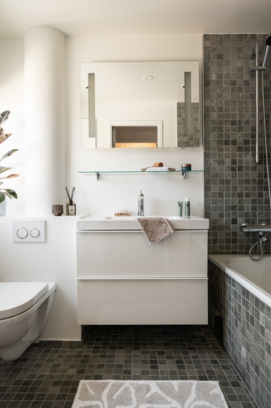 Servant med skuffer gir praktisk oppbevaring. Galleribilde