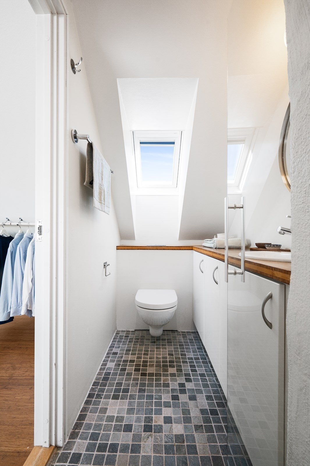 Praktisk med toalett i hver etasje. Behagelig gulvvarme. Galleribilde