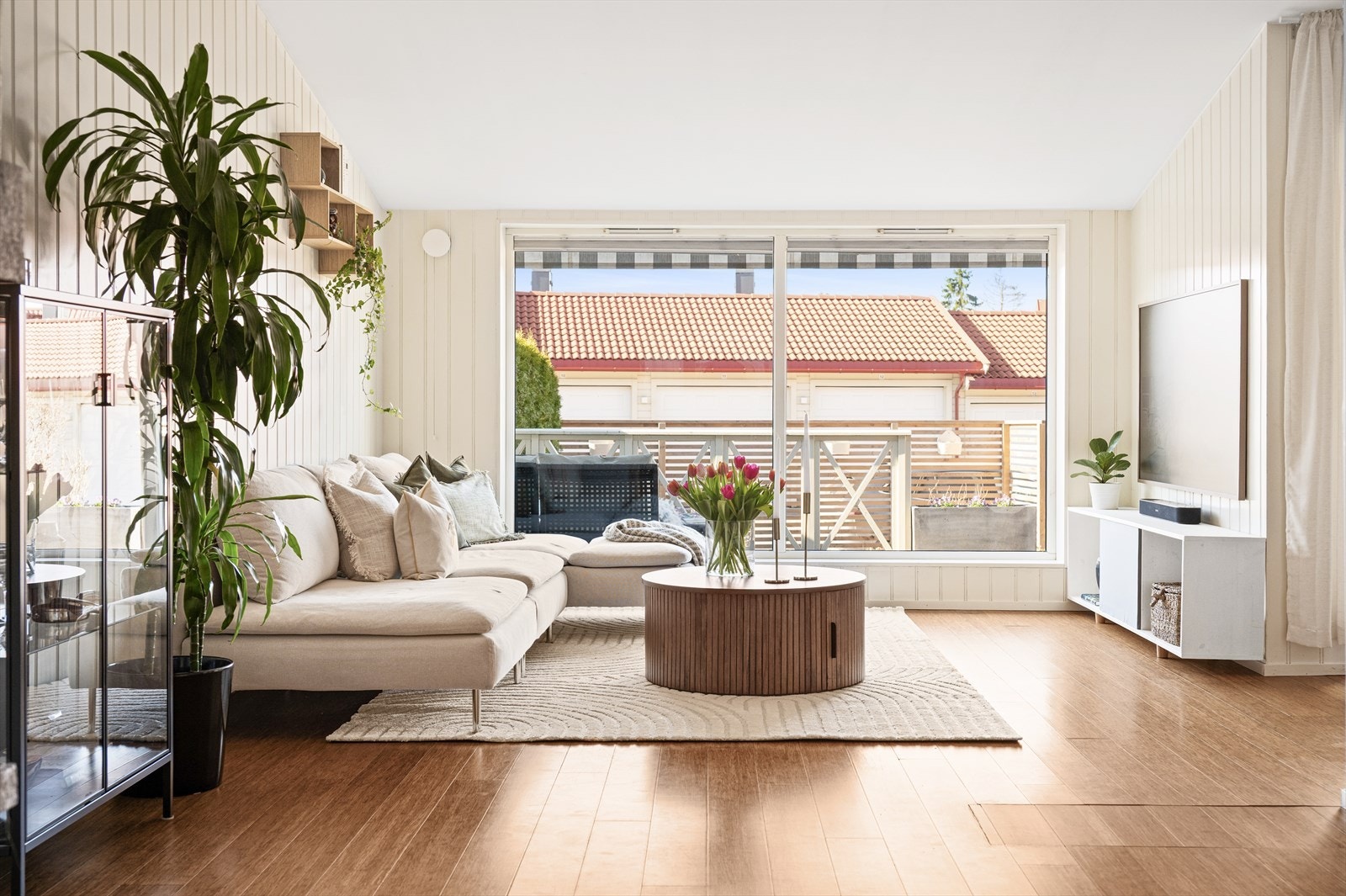 Rommet har store vindusflater som gir godt med naturlig lys. Galleribilde