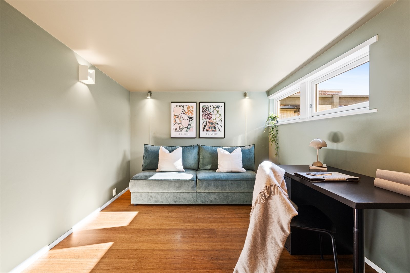 Videre finner vi et rom som i dag er innredet som et praktisk hjemmekontor/gjesterom. Rommet har en behagelig størrelse som gjør det enkelt å kombinere arbeidssone med mulighet for ekstra soveplass ved behov. Rommet er opprinnelig godkjent som boder. Galleribilde